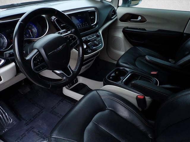Used 2018 Chrysler Pacifica Touring-L FWD image 12