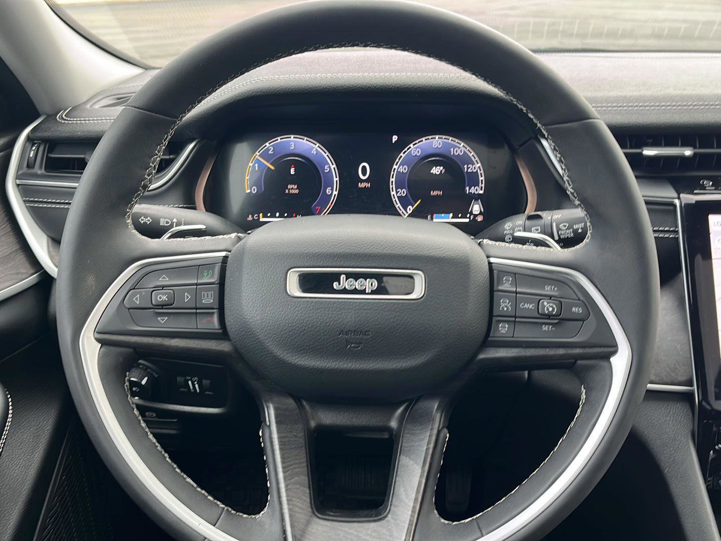 Used 2024 Jeep Grand Cherokee Limited image 13