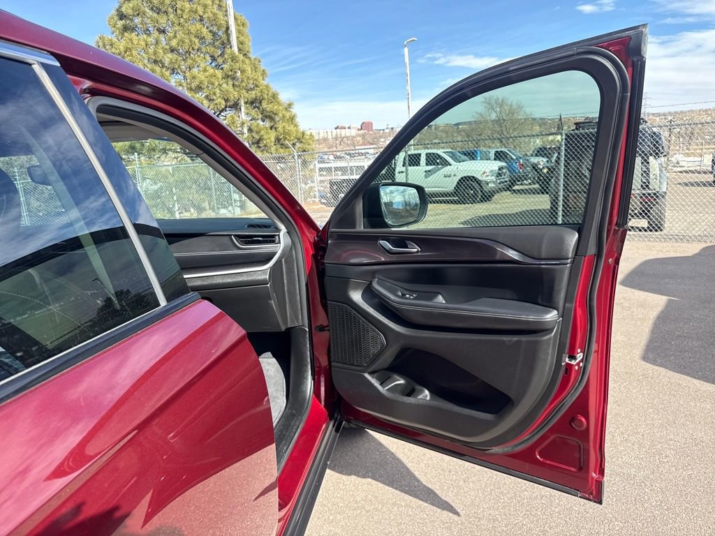 Used 2023 Jeep Grand Cherokee L Laredo image 33