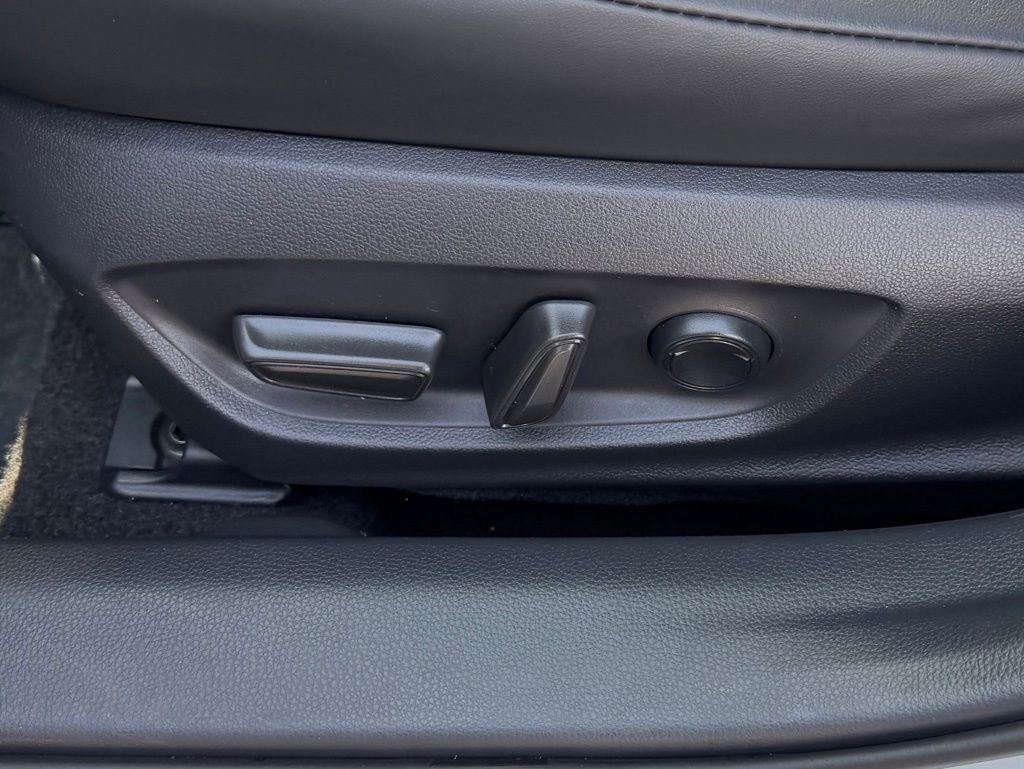 Used 2025 Toyota Prius XLE image 18