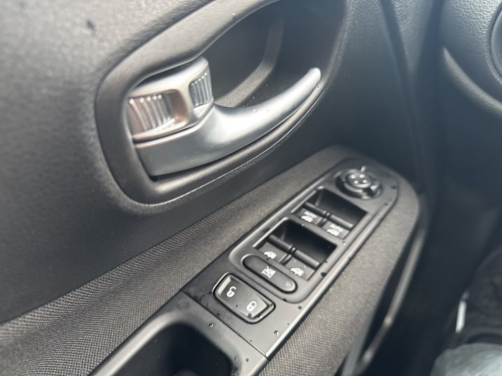 Used 2021 Jeep Renegade Latitude image 25