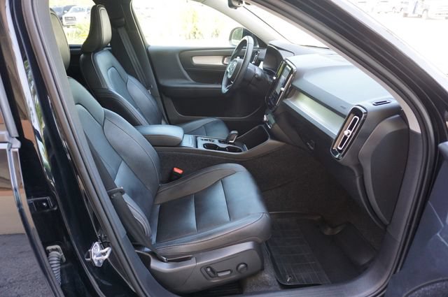 Used 2021 Volvo XC40 T4 Momentum w/ Protection Package Premier FWD image 3