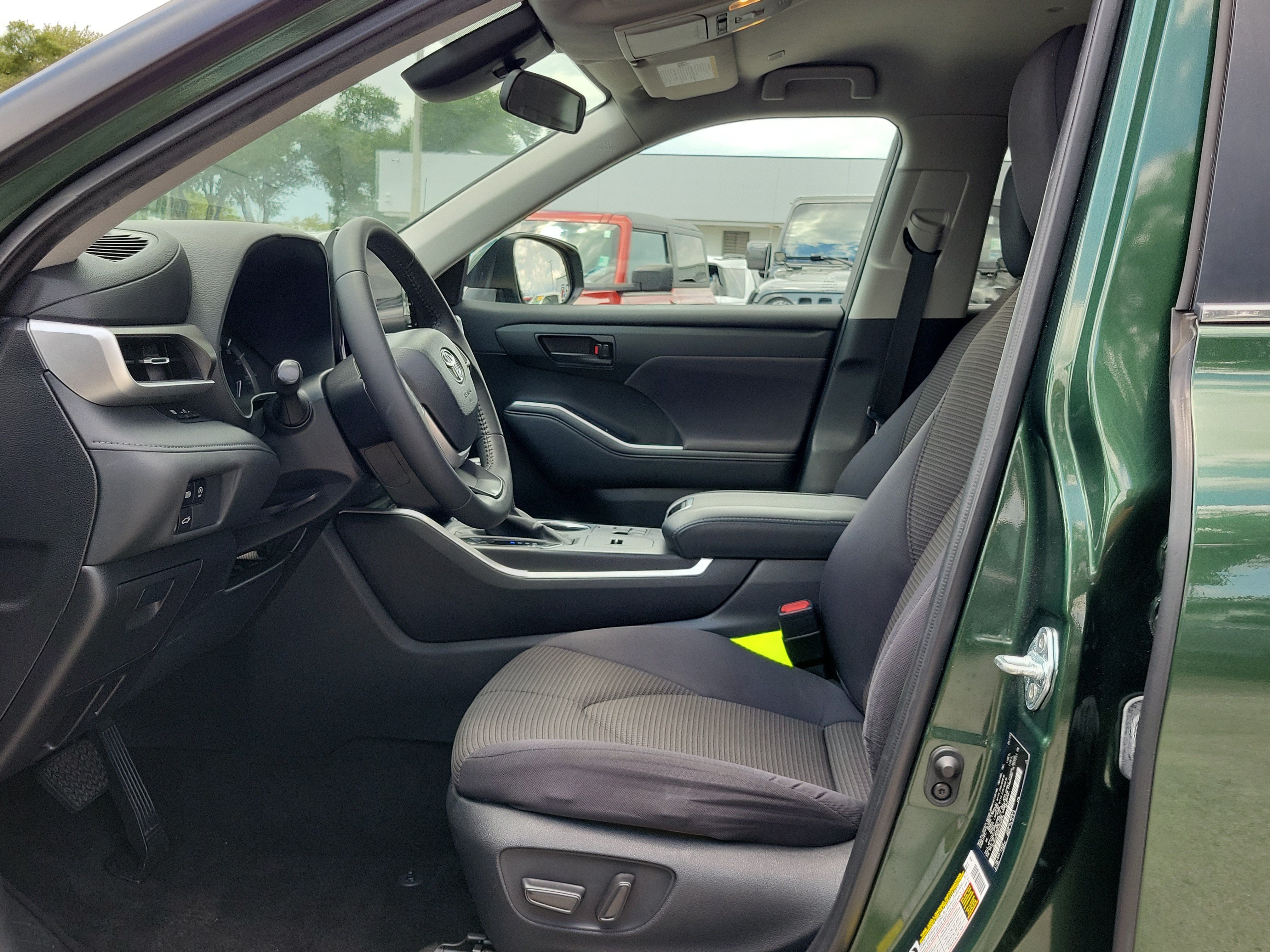 Used 2023 Toyota Highlander LE FWD image 21