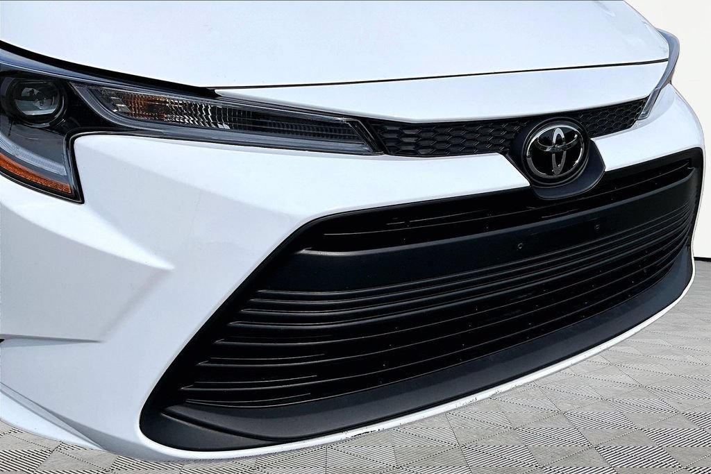 Used 2025 Toyota Corolla LE FWD image 28