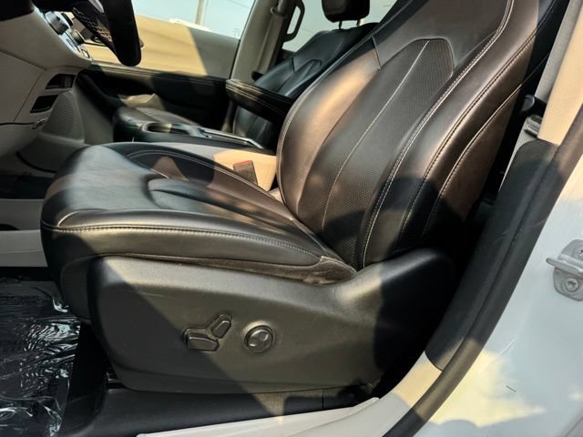 Used 2023 Chrysler Pacifica Touring-L FWD image 6