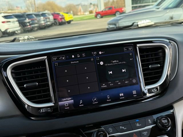 Used 2023 Chrysler Pacifica Touring-L FWD image 24