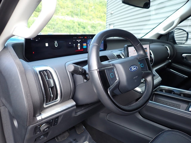 Certified 2025 Ford Expedition Platinum AWD/4WD image 17