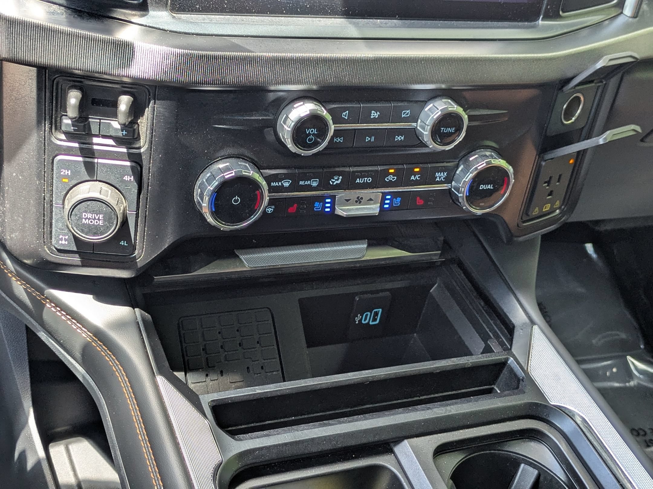 Certified 2024 Ford F250 Platinum w/ FX4 Off-Road Package AWD/4WD image 24
