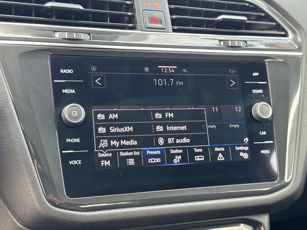 Used 2023 Volkswagen Tiguan SE w/ Panoramic Sunroof Package image 13