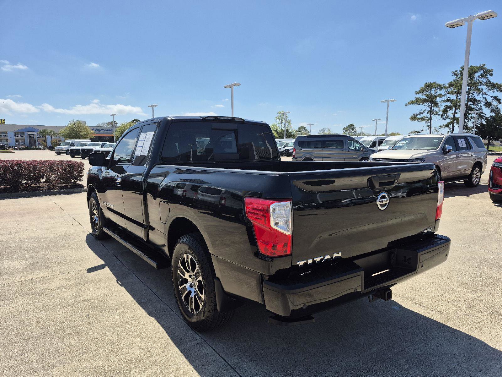 Used 2020 Nissan Titan SV w/ SV Convenience Package image 3