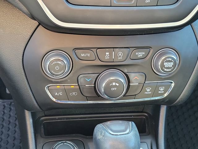 Used 2022 Jeep Cherokee Latitude w/ Trailer Tow Group AWD/4WD image 21