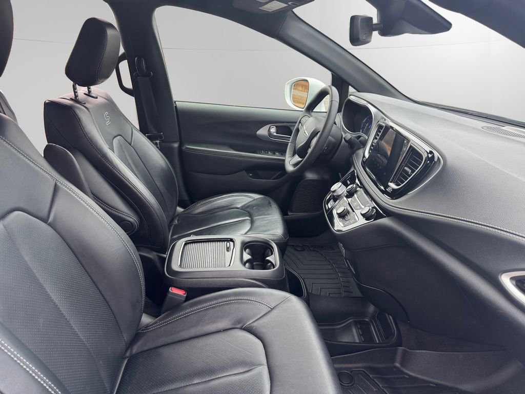 Used 2022 Chrysler Pacifica Touring-L w/ S Appearance Package image 15