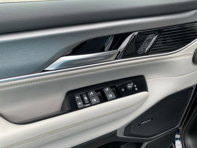 Used 2025 Jeep Wagoneer Series II AWD/4WD image 11