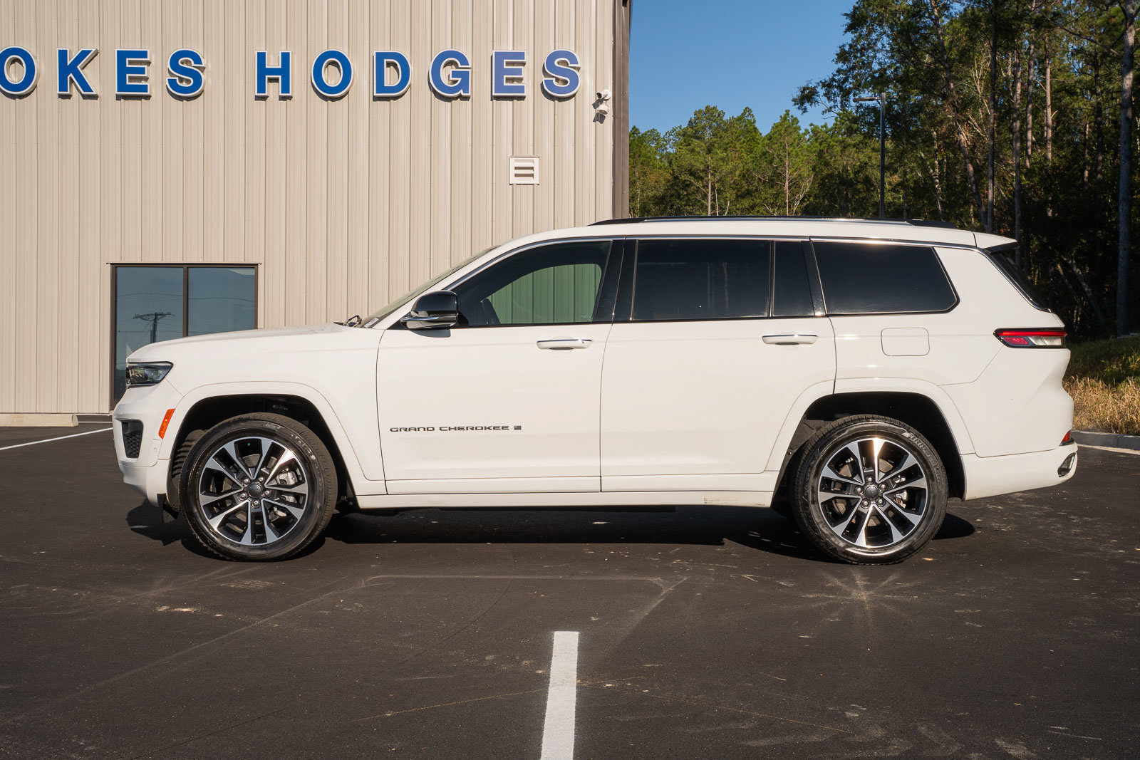 Used 2021 Jeep Grand Cherokee L Overland w/ Luxury Tech Group IV AWD/4WD image 4