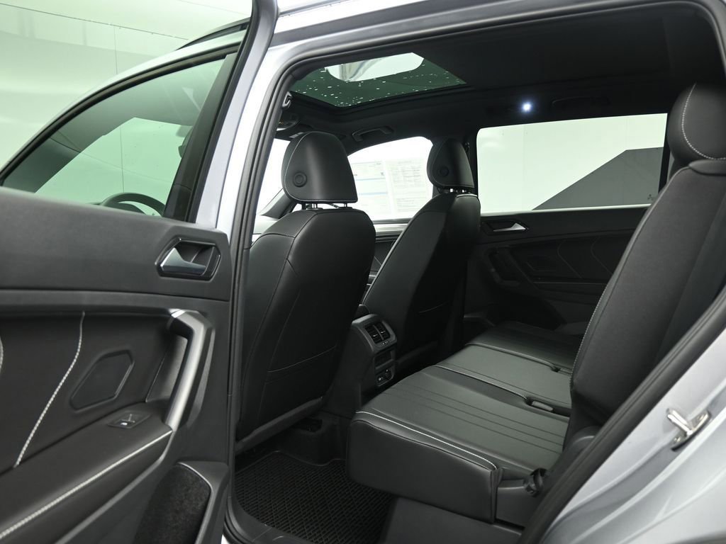 Used 2024 Volkswagen Tiguan SE R-Line image 44