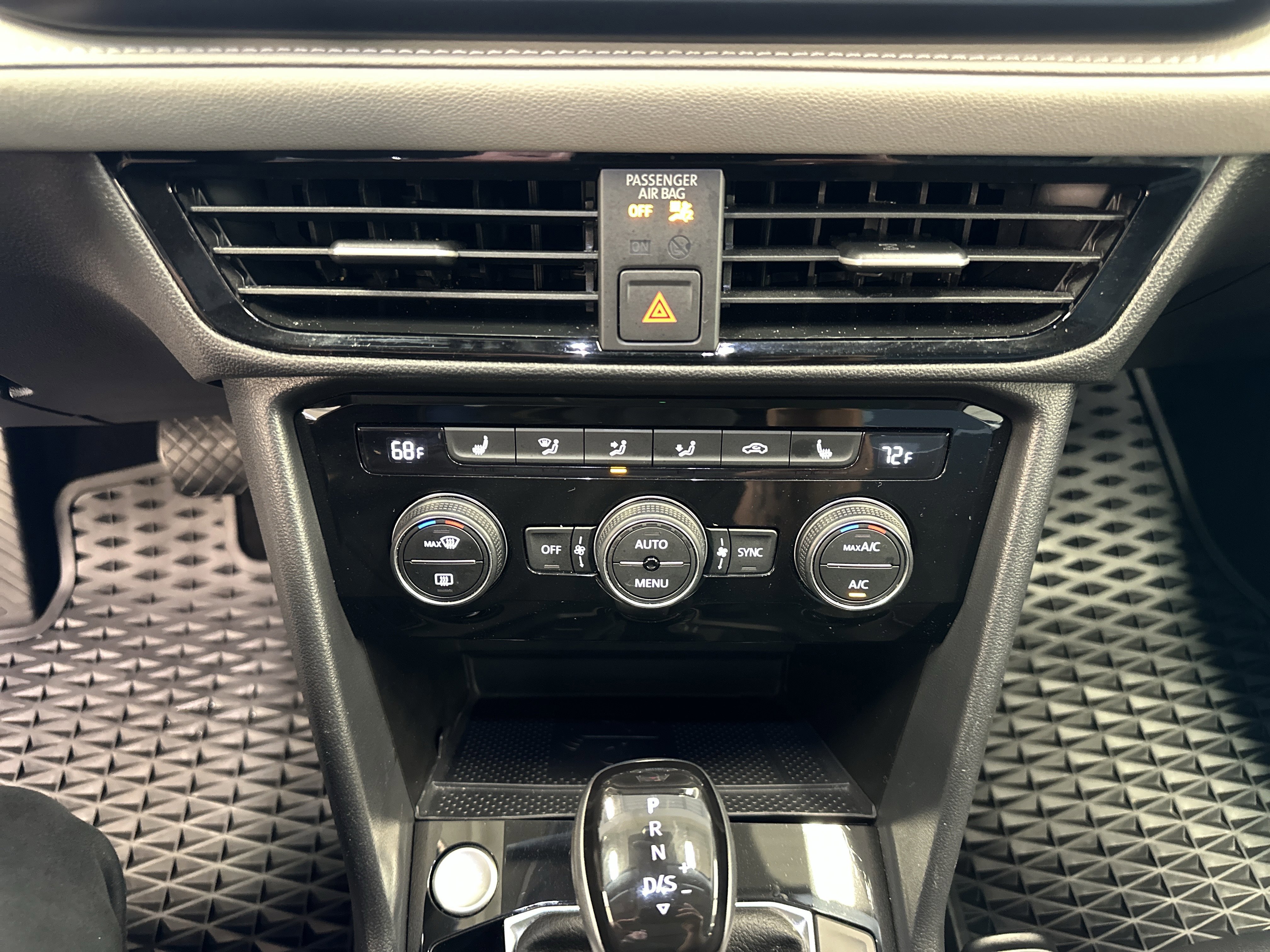 Used 2024 Volkswagen Taos SE image 30