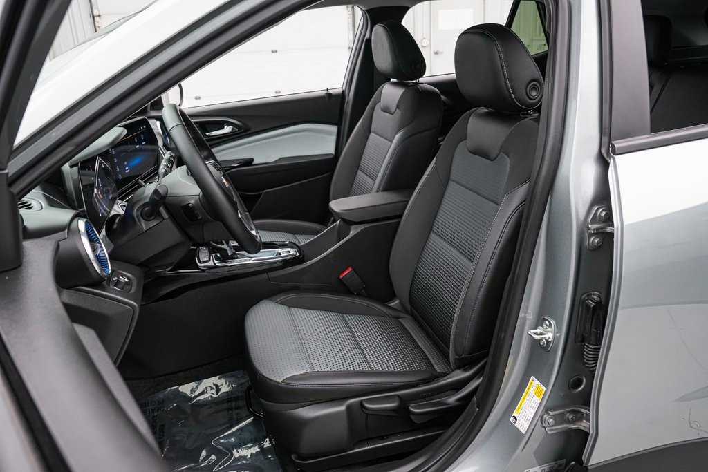 Used 2025 Chevrolet Trax LT w/ LT Convenience Package image 11