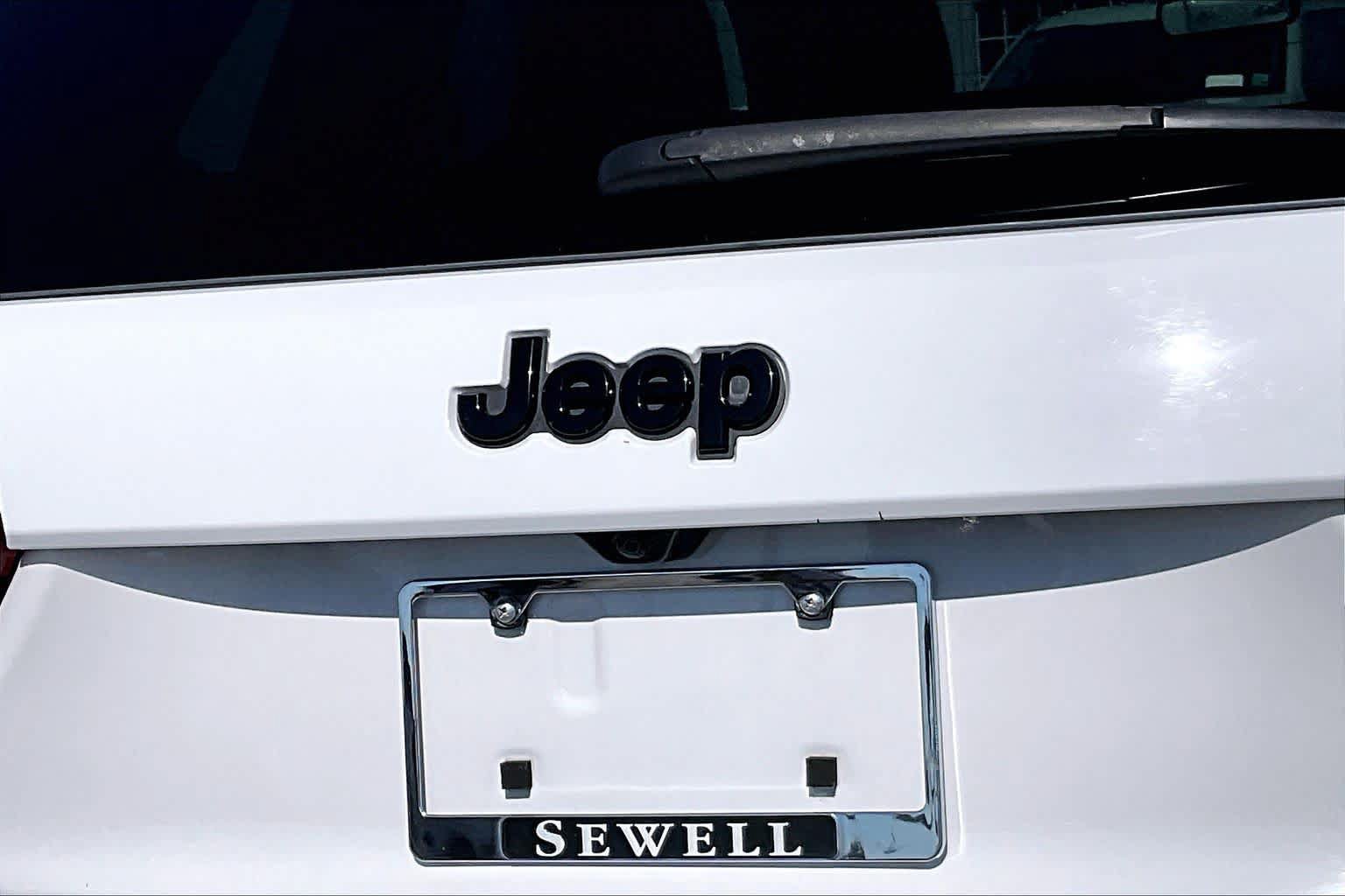 Used 2020 Jeep Grand Cherokee Altitude AWD/4WD image 27