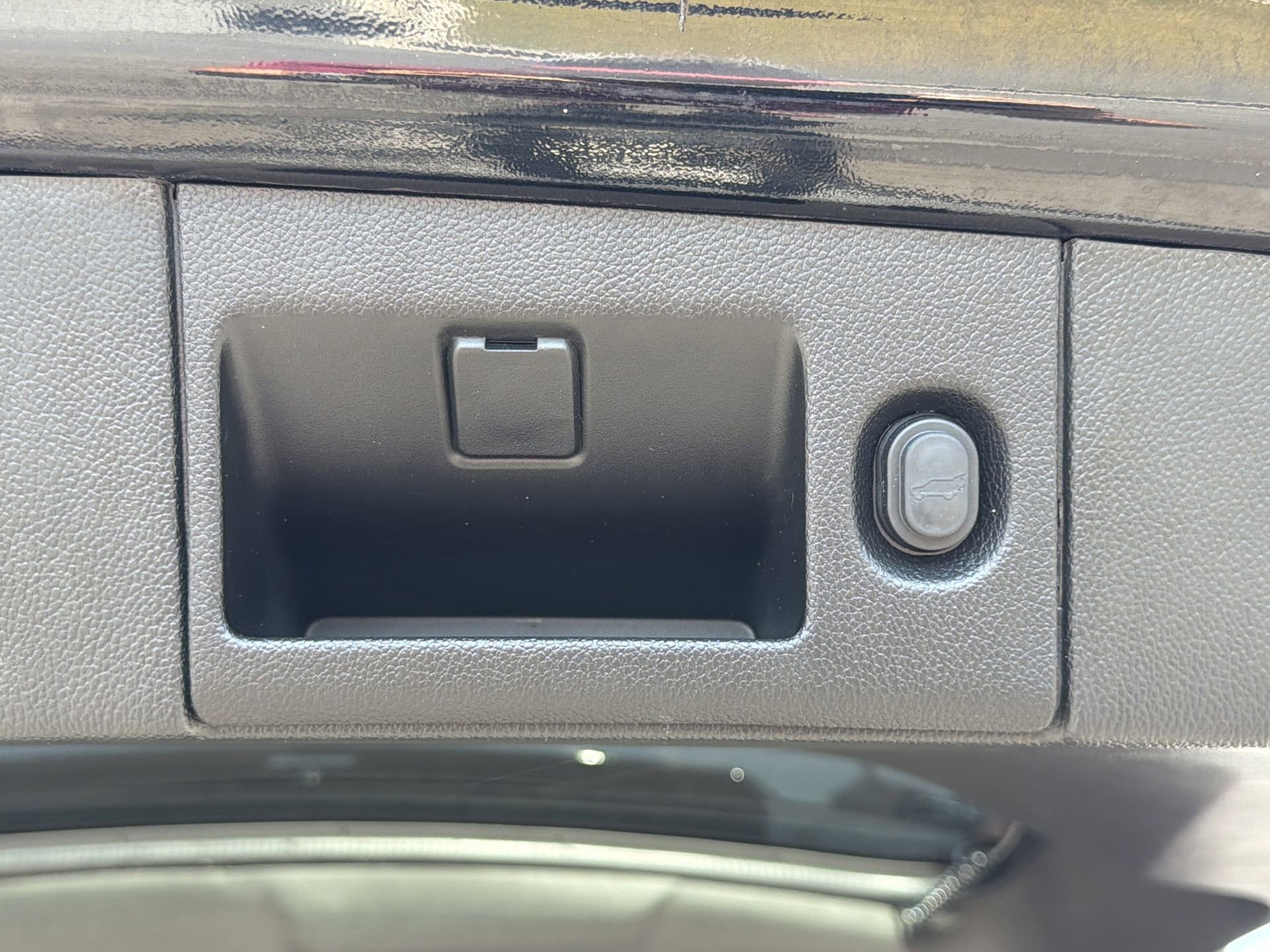 Used 2020 Cadillac Escalade Luxury w/ Escalade Sport Edition AWD/4WD image 34