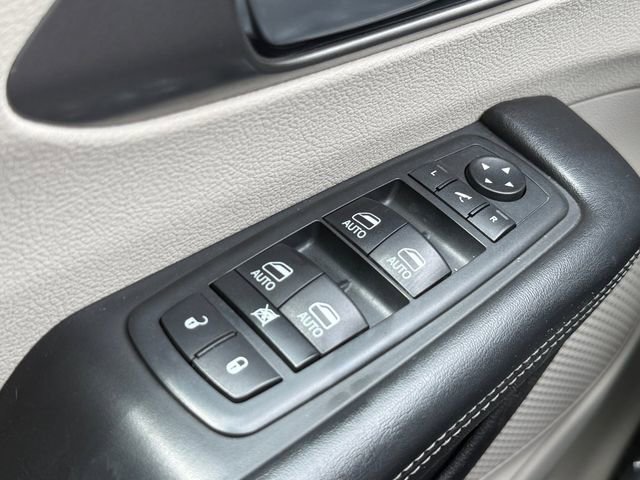 Used 2018 Chrysler Pacifica Limited w/ Tire & Wheel Group FWD image 26