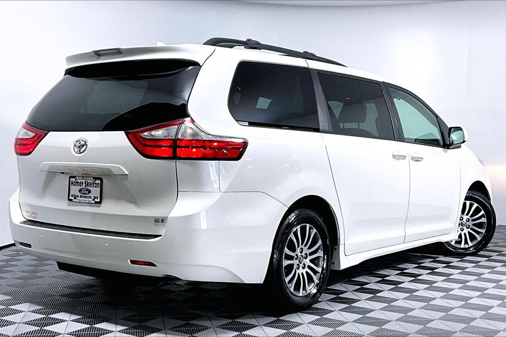 Used 2019 Toyota Sienna XLE w/ XLE Navigation Package FWD image 12