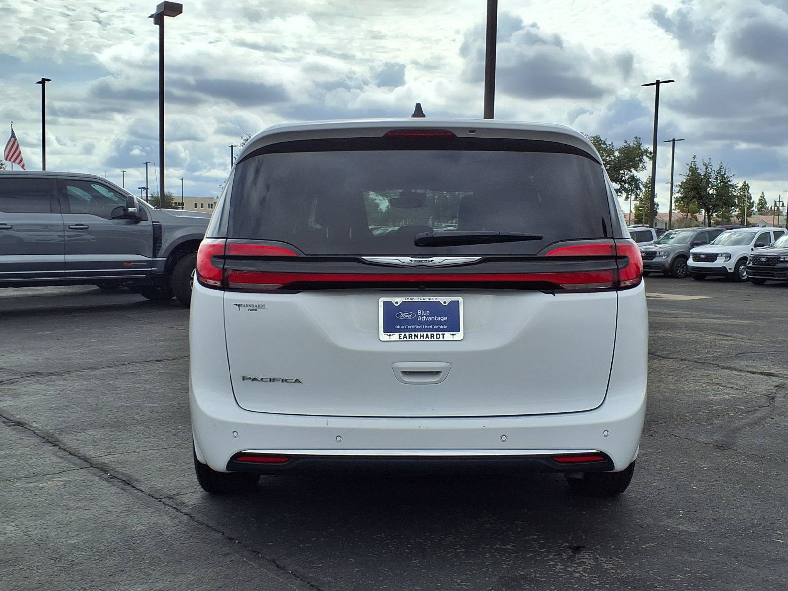 Used 2025 Chrysler Pacifica Select FWD image 5