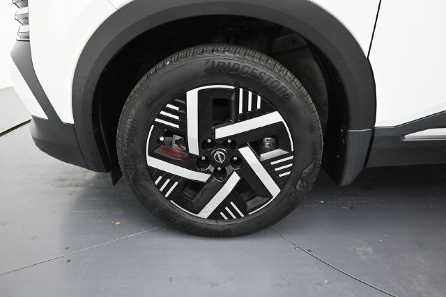 Used 2025 Nissan Kicks SV w/ SV Premium Package FWD image 10