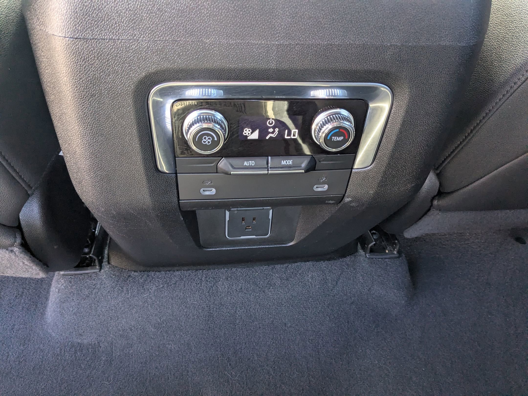 Used 2023 GMC Yukon SLT image 32