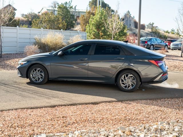 Used 2024 Hyundai Elantra Blue image 3