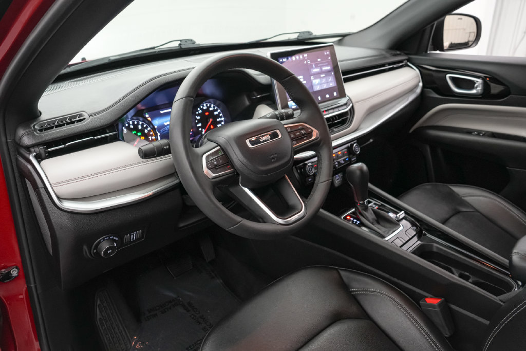 Used 2025 Jeep Compass Limited AWD/4WD image 12