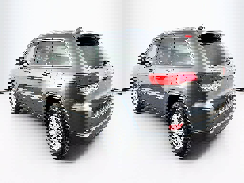 Used 2021 Jeep Grand Cherokee Laredo image 3