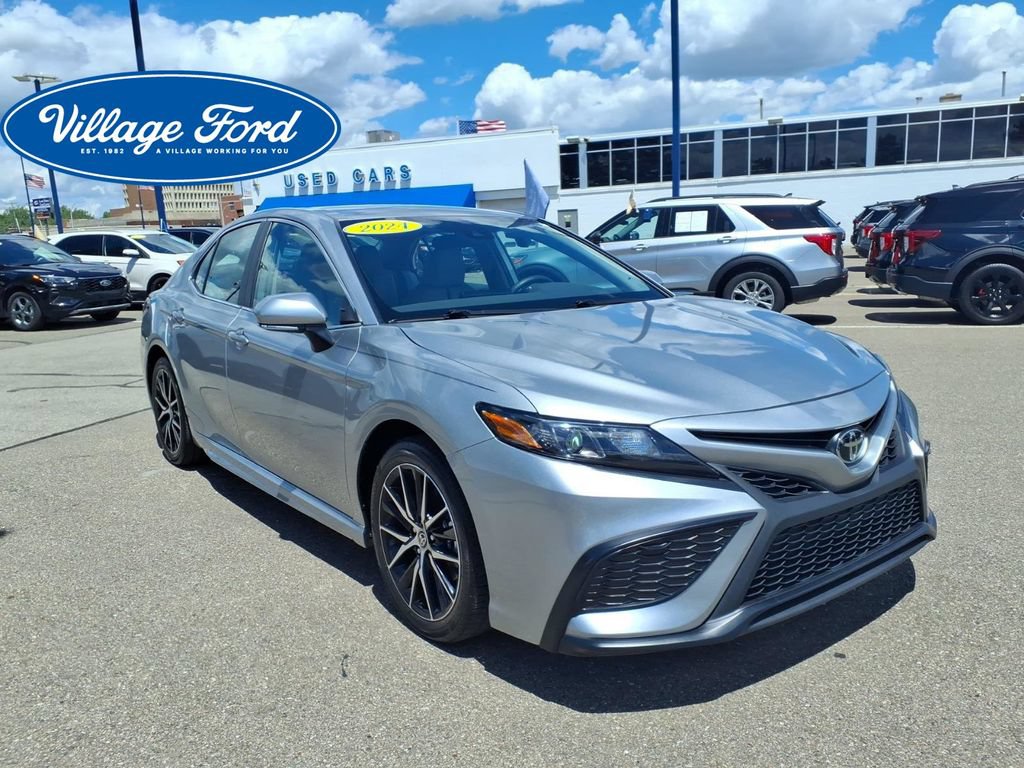 Used 2024 Toyota Camry SE w/ Cold Weather Package FWD image 3