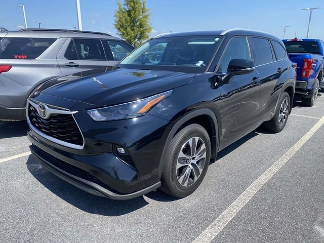 Used 2023 Toyota Highlander XLE FWD image 3