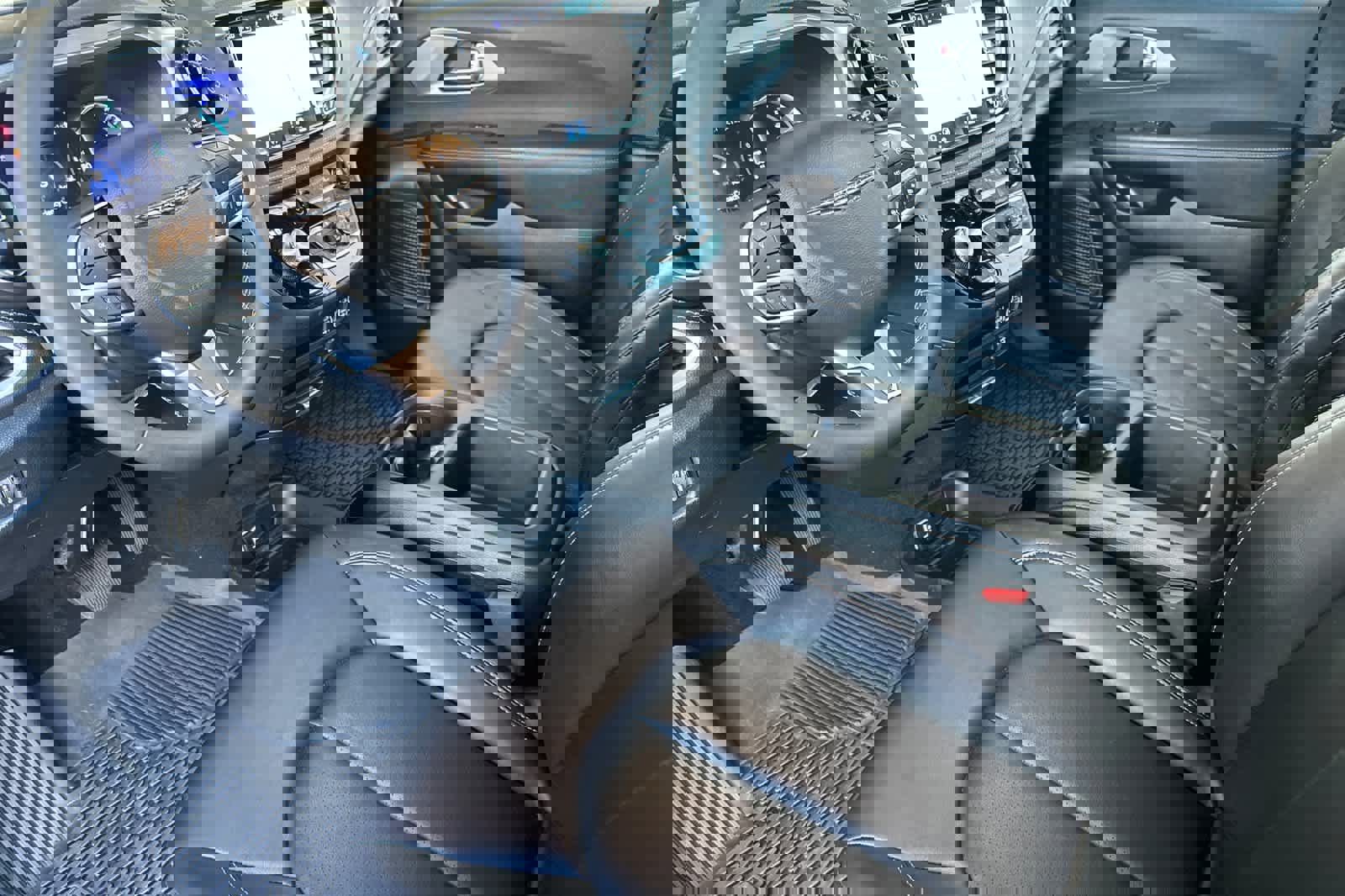 Used 2025 Chrysler Pacifica Select w/ Uconnect Theater Family Group image 11