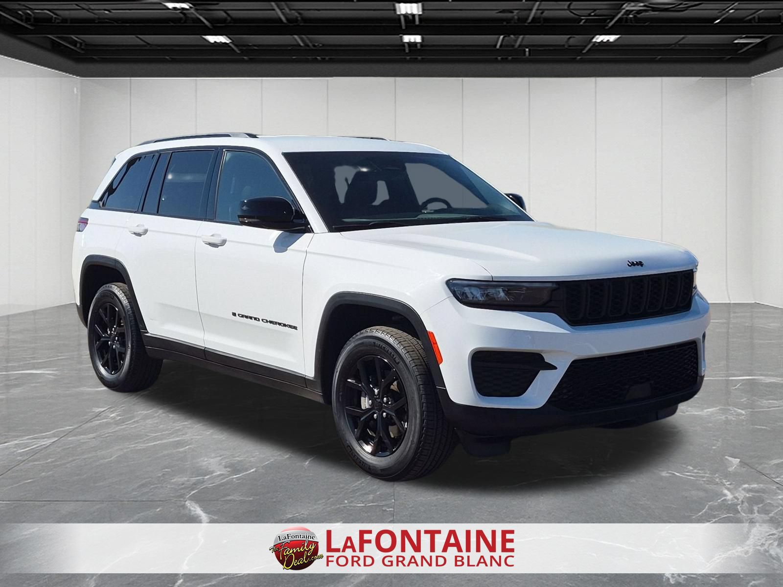 Used 2025 Jeep Grand Cherokee Altitude AWD/4WD image 7