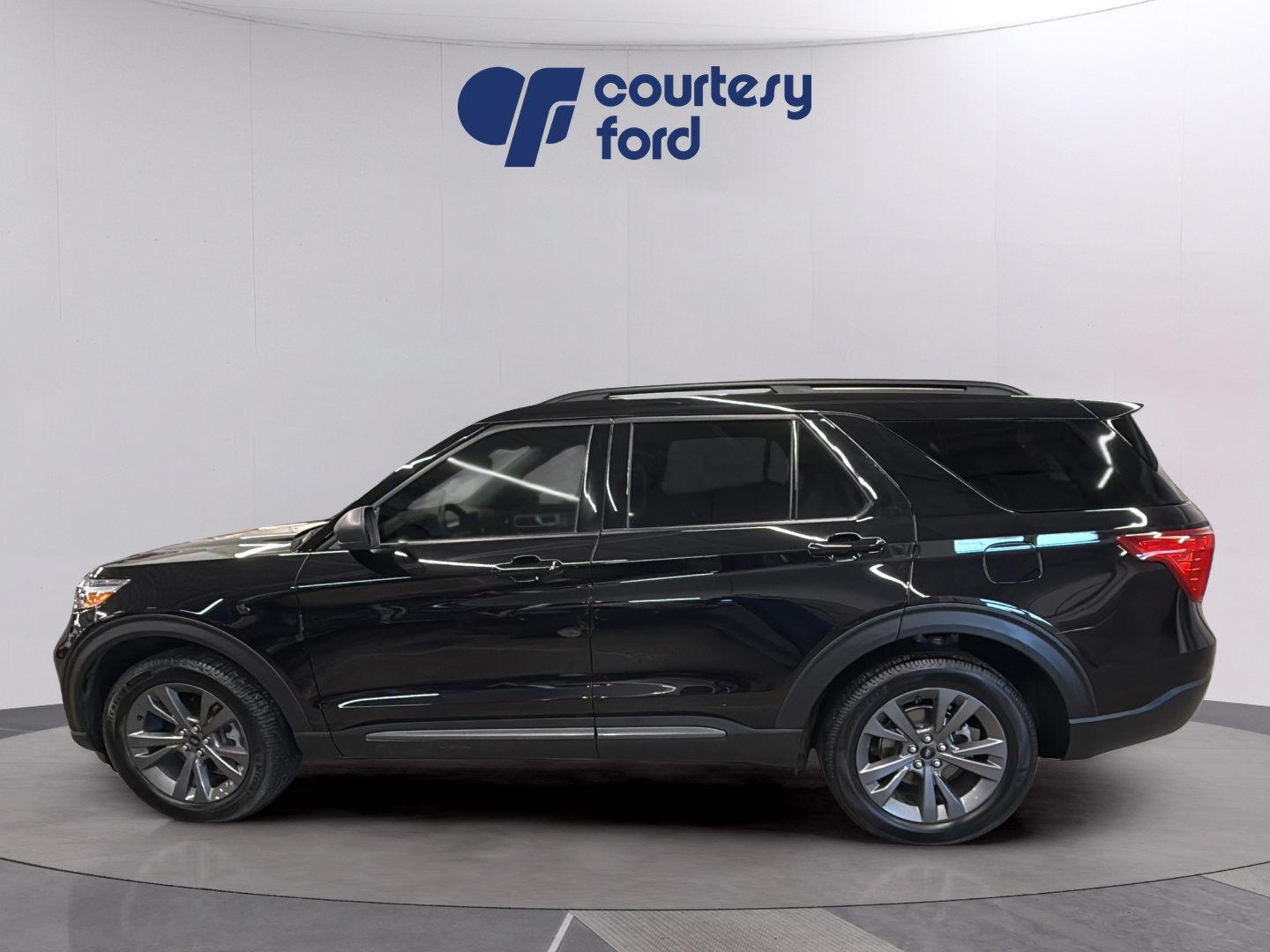 Certified 2021 Ford Explorer XLT w/ Equipment Group 202A AWD/4WD image 4
