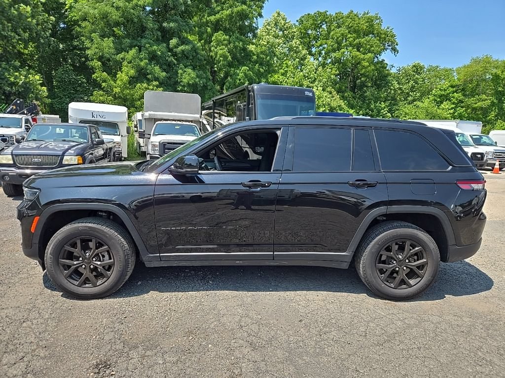Used 2024 Jeep Grand Cherokee Altitude AWD/4WD image 9