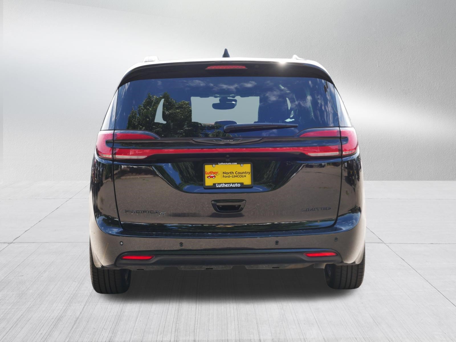 Used 2026 Chrysler Pacifica Limited w/ S Appearance Package FWD image 6