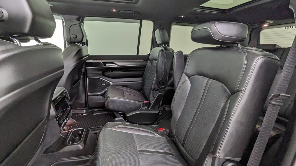 Used 2023 Jeep Wagoneer Series II AWD/4WD image 38