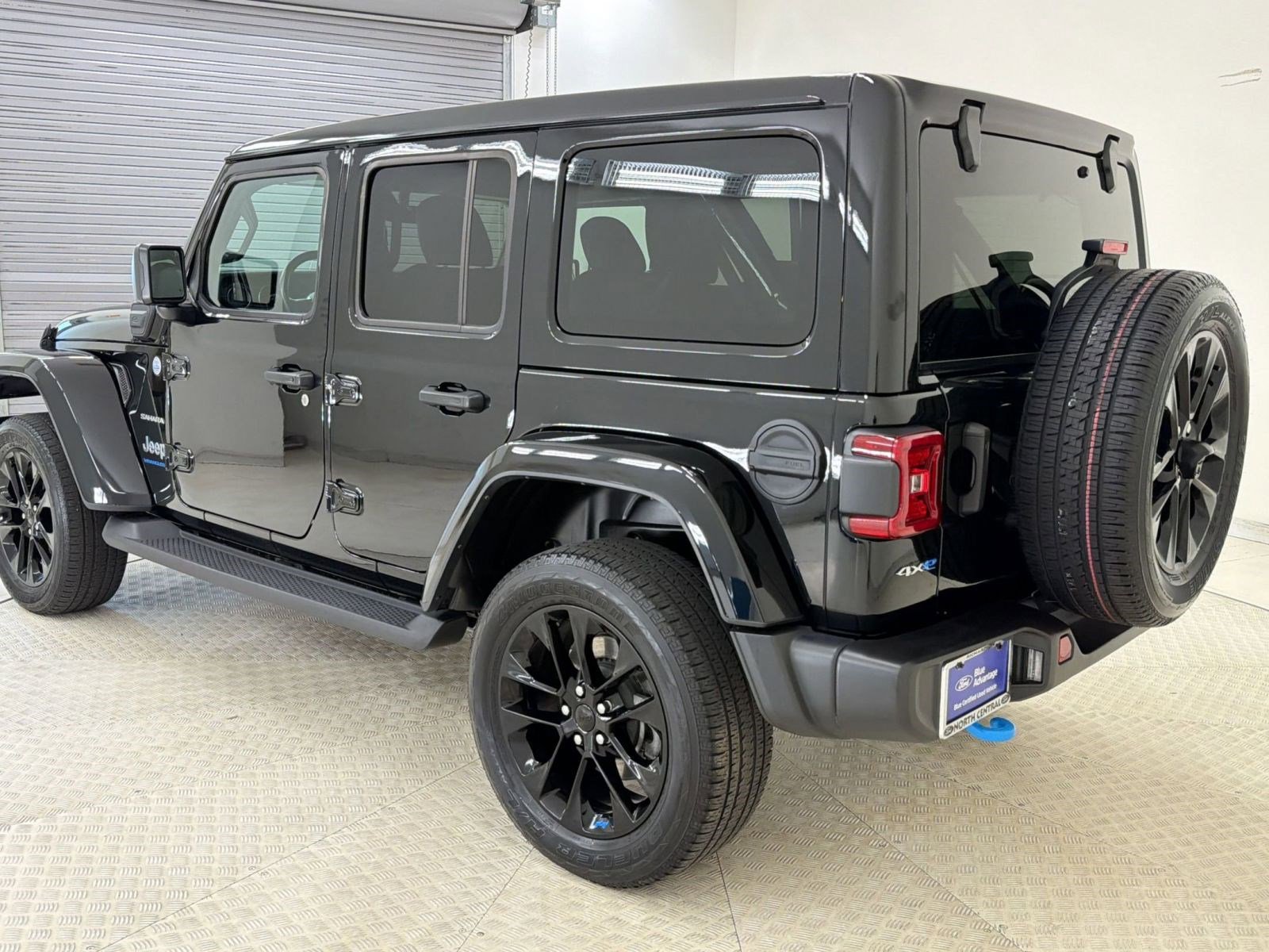 Used 2023 Jeep Wrangler Unlimited Sahara w/ Cold Weather Group AWD/4WD image 3