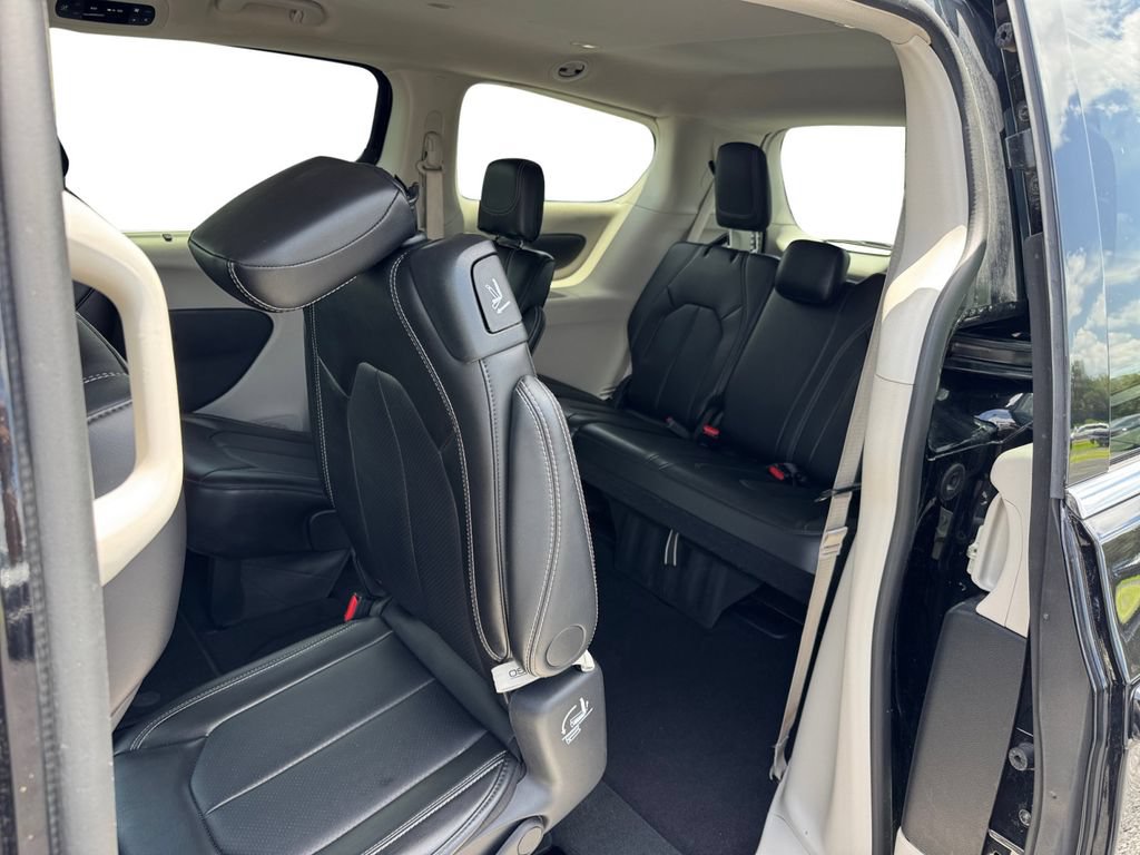 Used 2024 Chrysler Pacifica Touring-L FWD image 18