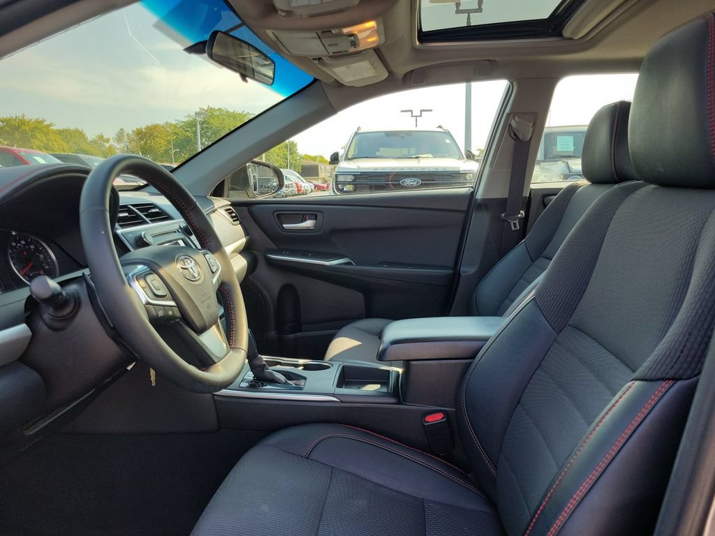 Used 2017 Toyota Camry SE w/ Moonroof Package FWD image 18