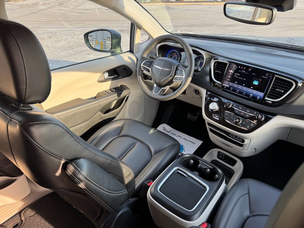 Used 2023 Chrysler Pacifica Touring-L image 19