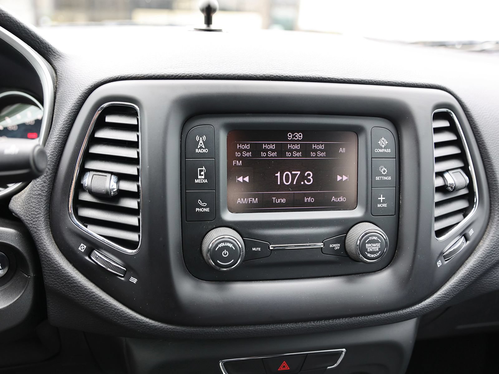Used 2018 Jeep Compass Latitude AWD/4WD image 25