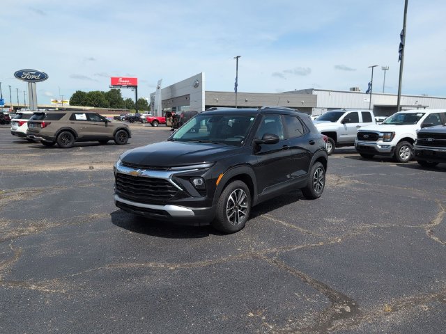 Used 2025 Chevrolet TrailBlazer LT w/ Driver Confidence Package FWD image 3
