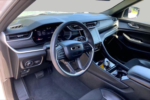 Used 2025 Jeep Grand Cherokee Altitude AWD/4WD image 18