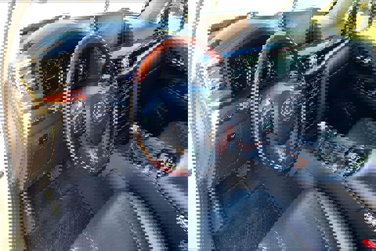 Used 2017 Lexus LX 570 4WD w/ Luxury Package image 18