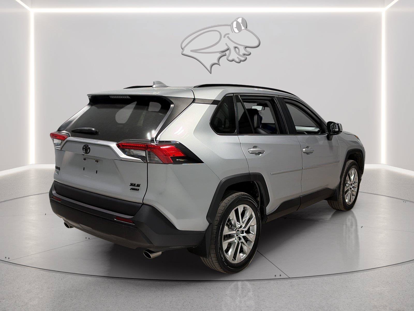 Used 2020 Toyota RAV4 XLE Premium AWD/4WD image 5