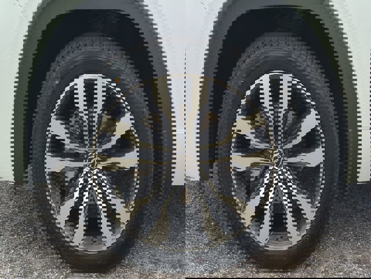 Used 2020 Volkswagen Atlas Cross Sport SEL R-Line image 9