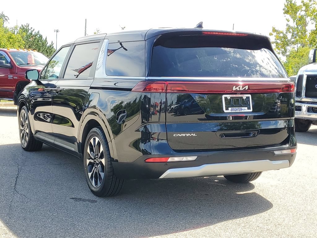 Used 2024 Kia Carnival EX FWD image 3